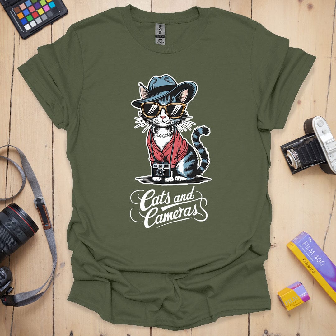 T-Shirt With Cats and Cameras Graphic