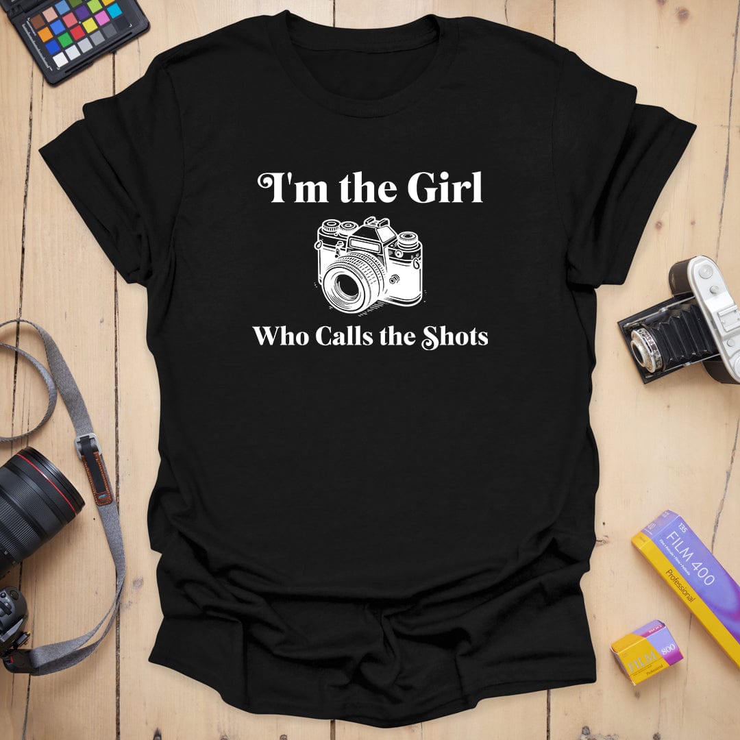 T-Shirt With Photographer Girl Who Calls the Shots Design
