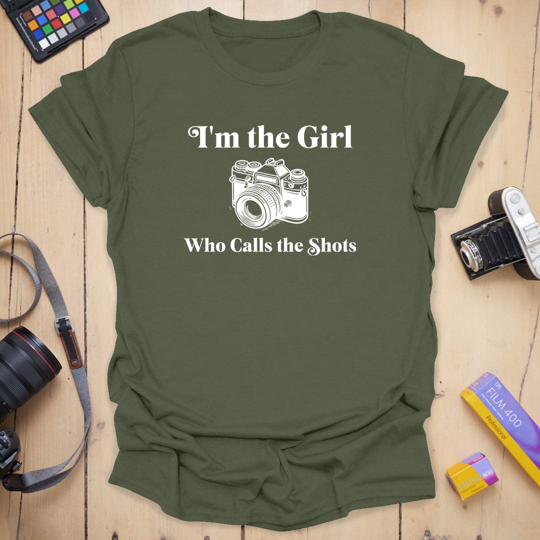 T-Shirt With Photographer Girl Who Calls the Shots Design