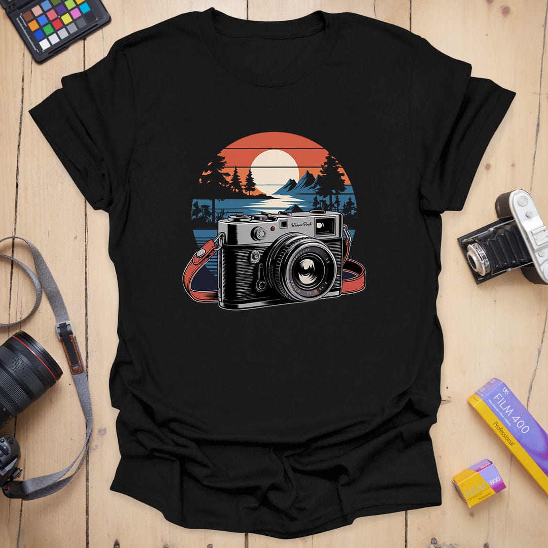 T-Shirt With Vintage Sunset Mountain Camera Graphic