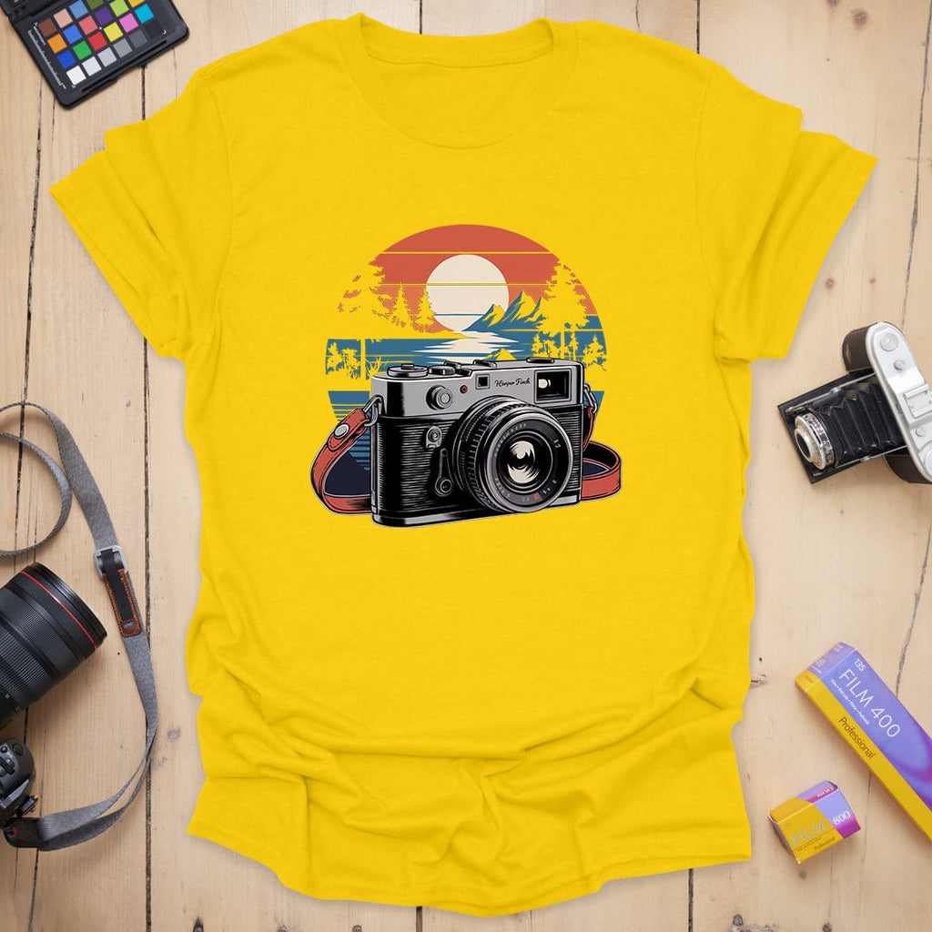 T-Shirt With Vintage Sunset Mountain Camera Graphic