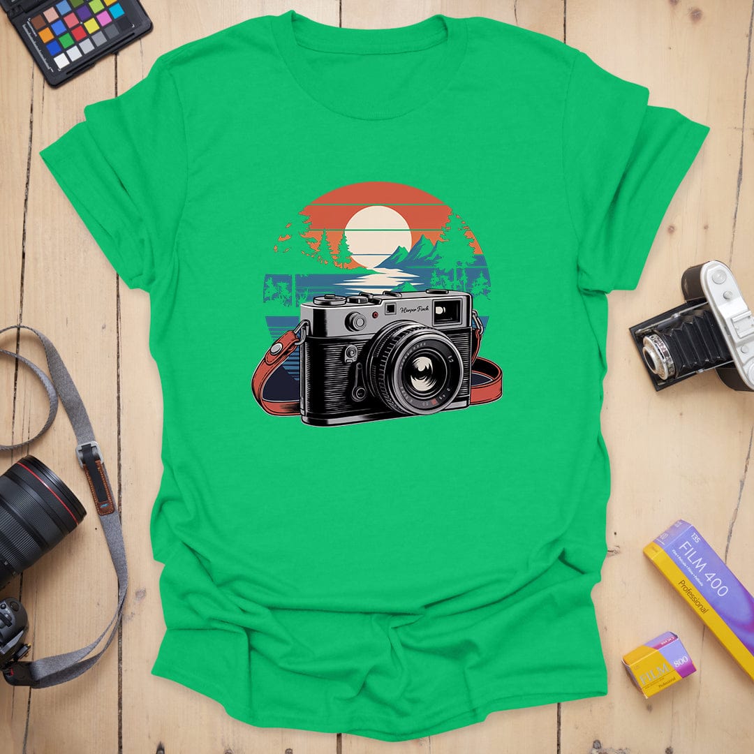 T-Shirt With Vintage Sunset Mountain Camera Graphic