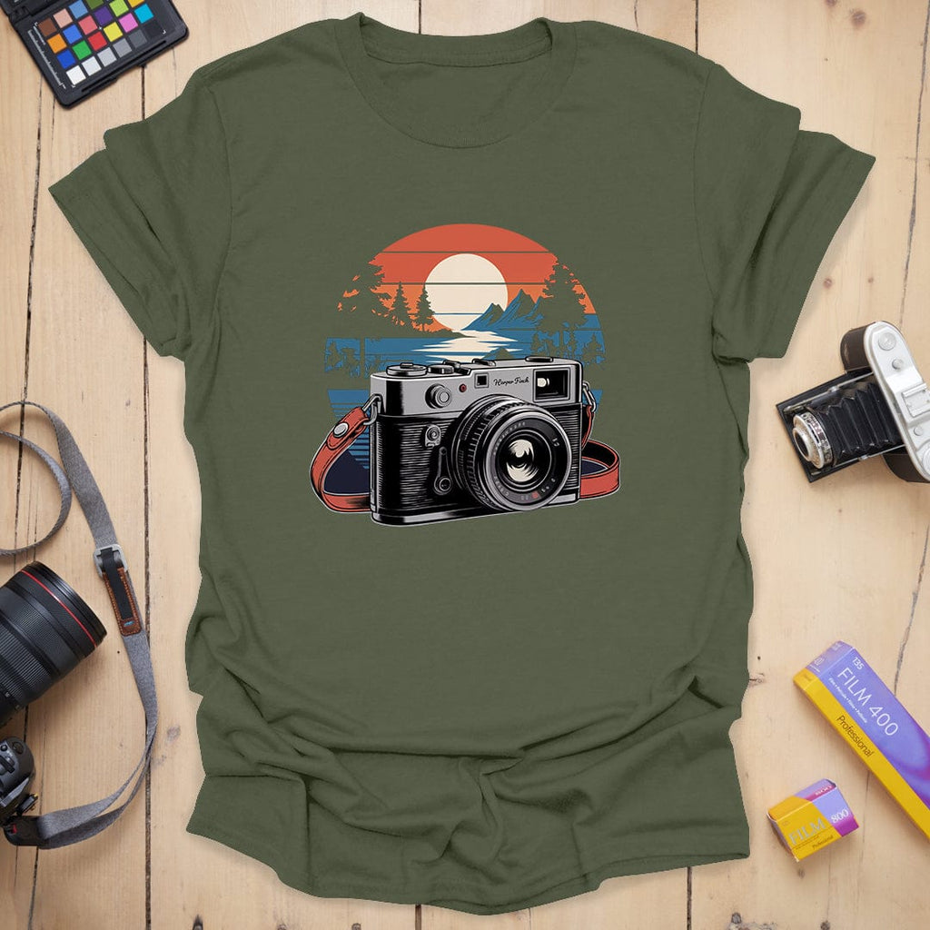 T-Shirt With Vintage Sunset Mountain Camera Graphic